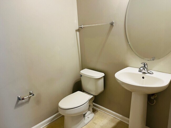 Building Photo - Prime location, lots of extra sqft, fenced...