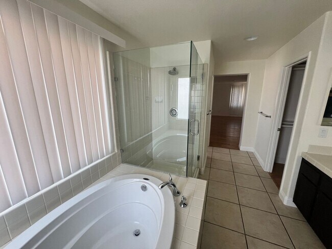 Building Photo - $4,500 - 4 Bed 2.5 Bath House located in G...