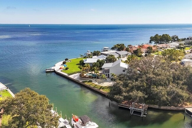 Building Photo - 3601 Coquina Key Dr SE