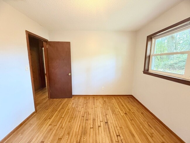 Building Photo - 3 Bed/1.5 Bath Home - Backyard Pond