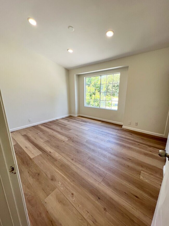 Building Photo - Newly renovated Carmel Valley townhome in The Groves