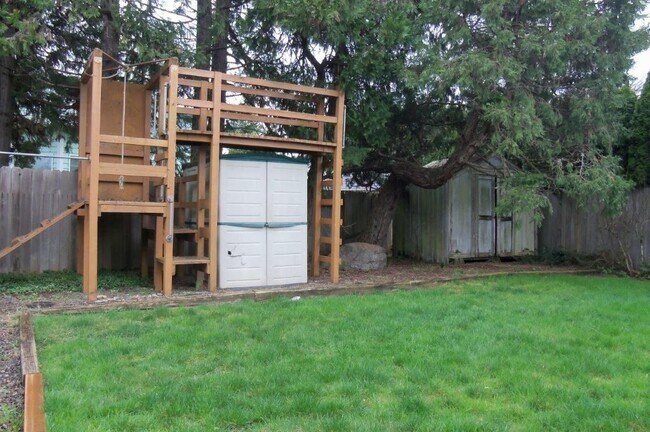 Building Photo - Spacious 4Bedroom / 2.5 Bath Home Highly D...