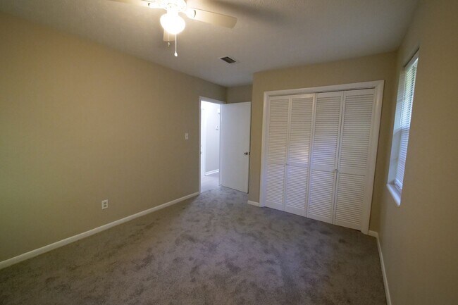 Building Photo - 2 BR / 1 BA Duplex on Atlas Road
