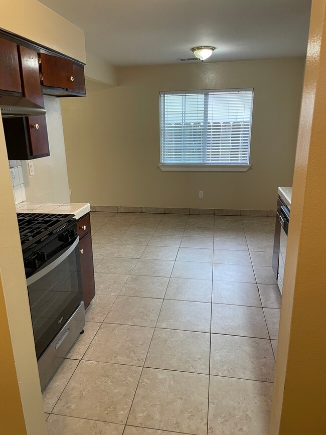 Building Photo - 1333 Woodside Dr