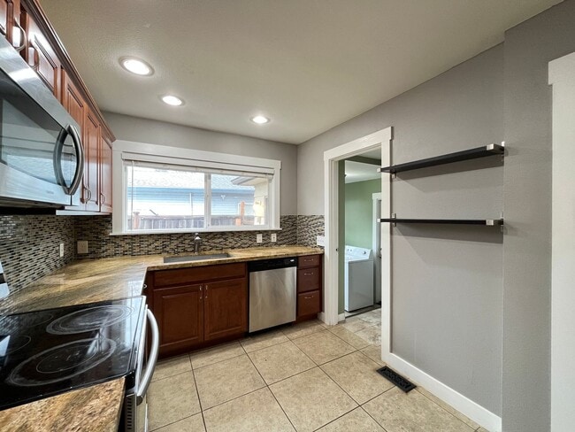 Building Photo - Charming 2 Bed 1 Ba House in Gladstone - Garage, Washer and Dryer, Landscaping Including!