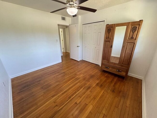 Building Photo - Pensacola - 2 bedroom, 2 bathroom w/ sunro...