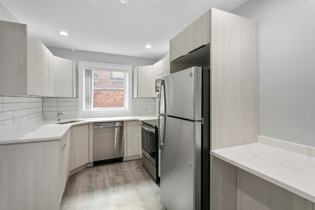 Building Photo - 7630 N Eastlake Terrace