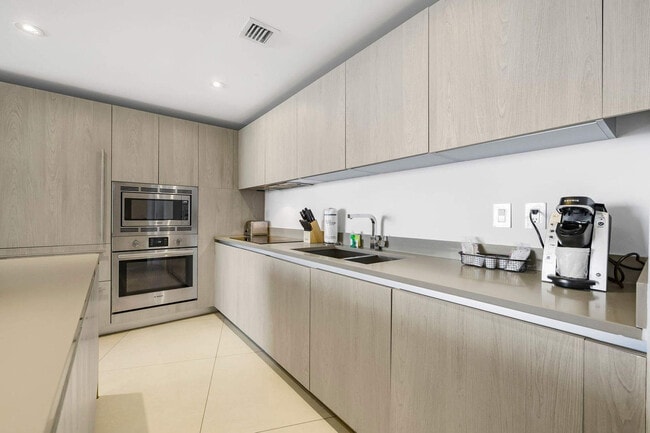 Building Photo - 4111 S Ocean Dr