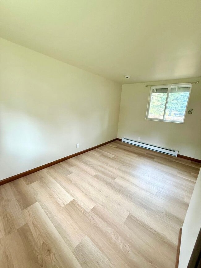 Building Photo - Clean and cozy cabin in Suquamish.