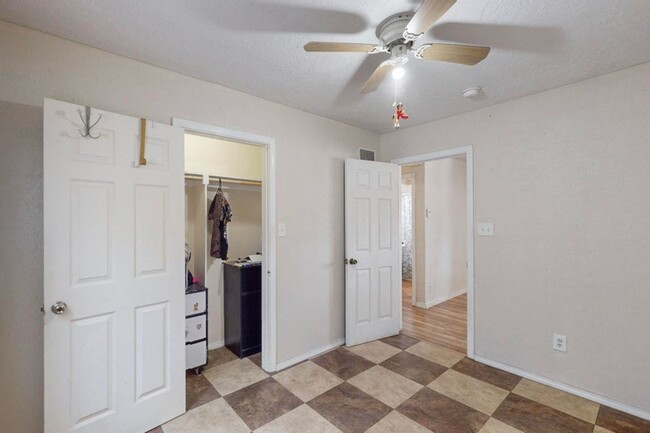 Building Photo - AVAILABLE NOW Cozy 4 bed -1 bath - Close t...