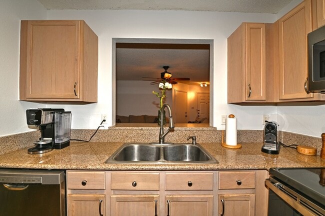 Building Photo - Spacious cozy home  |  Great location  |  2 bedroom  |  1 bath  |  1 car garage