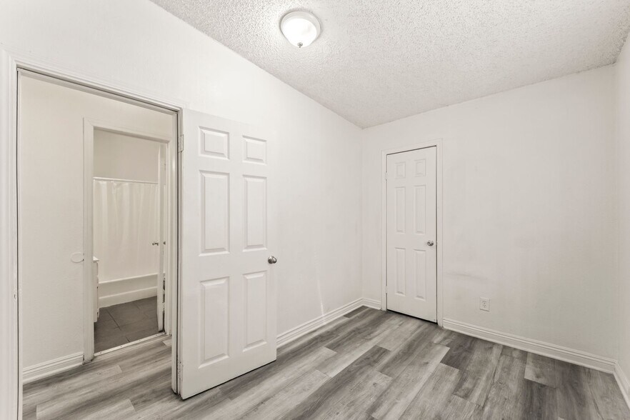 Building Photo - 709 E 108th St