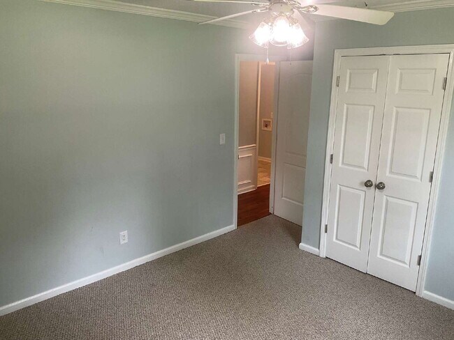 Building Photo - "Charming 3-Bedroom Haven with 2 Full Bath...