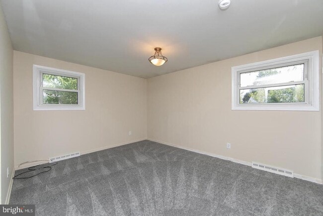 Building Photo - 15 Knollwood Dr