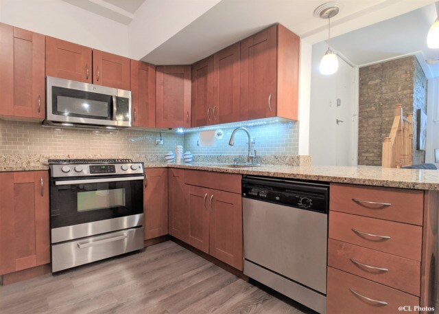 Building Photo - 4312 N Clarendon Ave