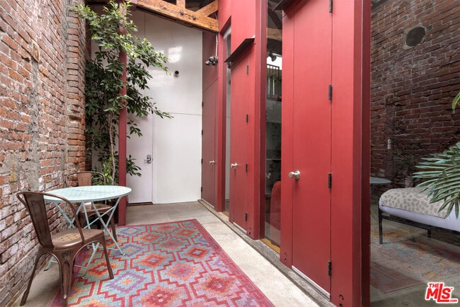 Building Photo - 718 N Figueroa St