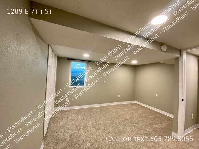 Building Photo - 1209 E 7th St
