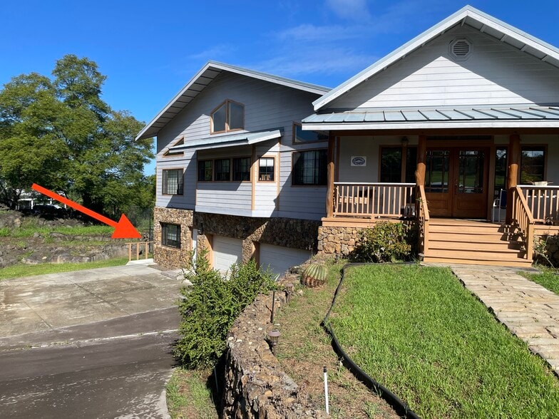 Front door into ohana from shared parking area and garage - 71-1621 Puu Lani Pl