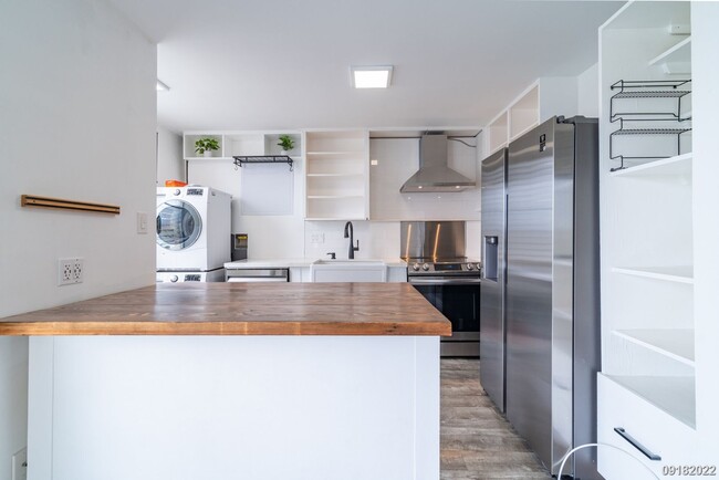 Building Photo - Upgraded 2BR 1BA 1PARKING near Waikiki & UH Manoa! Dishwasher & Washer/Dryer In Unit!