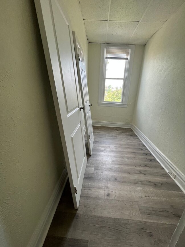 Building Photo - 4 Bedroom + Office Home in Allentown!