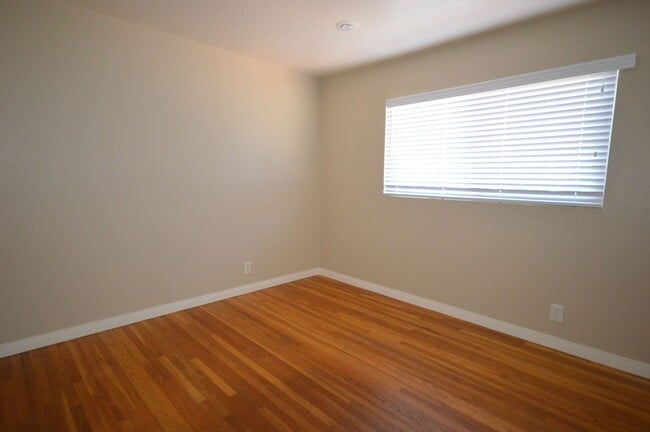 Building Photo - 3 Bedroom East Orange Home
