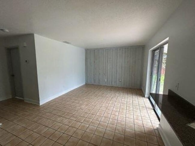 Building Photo - 1645 E Paradise Ln