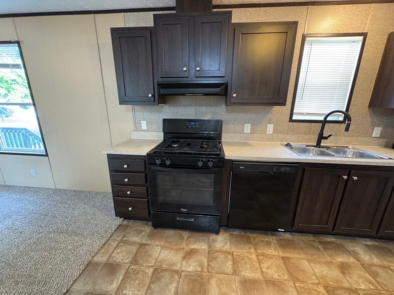 Building Photo - 48580 Pineview Dr