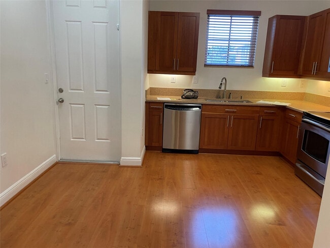 Building Photo - 370 SW 14th Ave