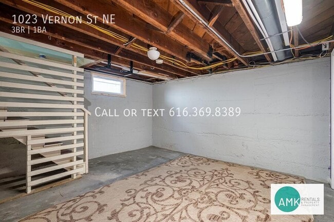 Building Photo - 1023 Vernon St NE