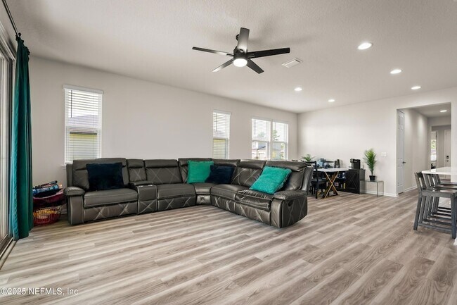 Building Photo - 12639 Lake Taylor Ln