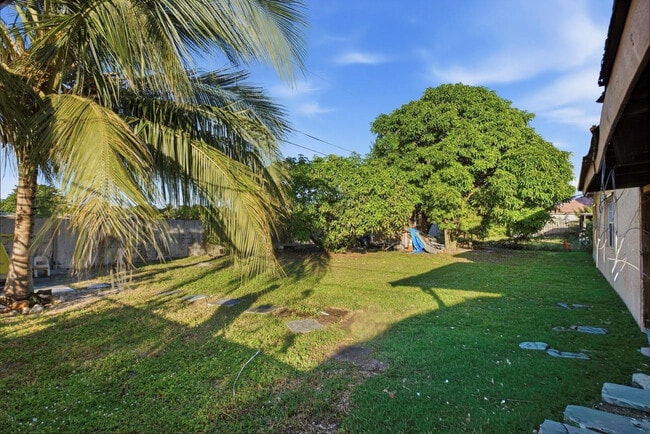 Building Photo - 561 NE 38th St