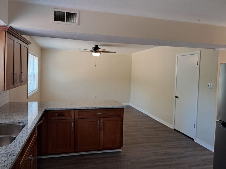 Building Photo - 1303 Leacrest Dr