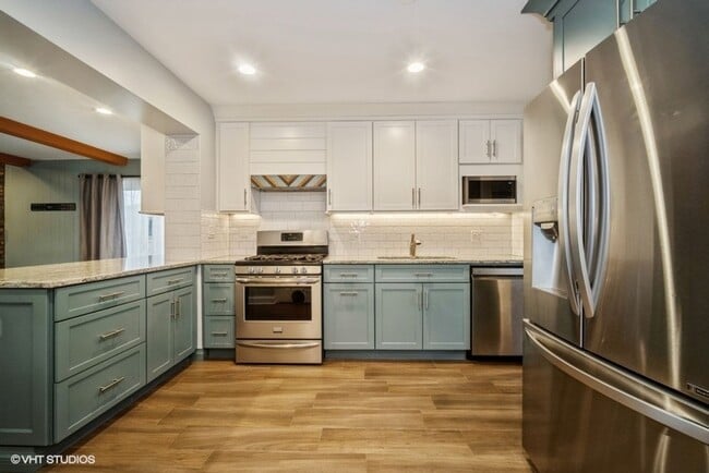 Building Photo - Renovated 3 bedroom home in award winning ...