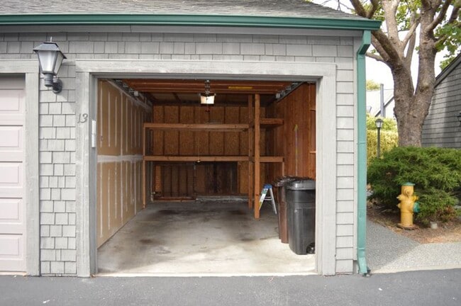 Building Photo - Charming Single-Level Condo in Mill Valley...