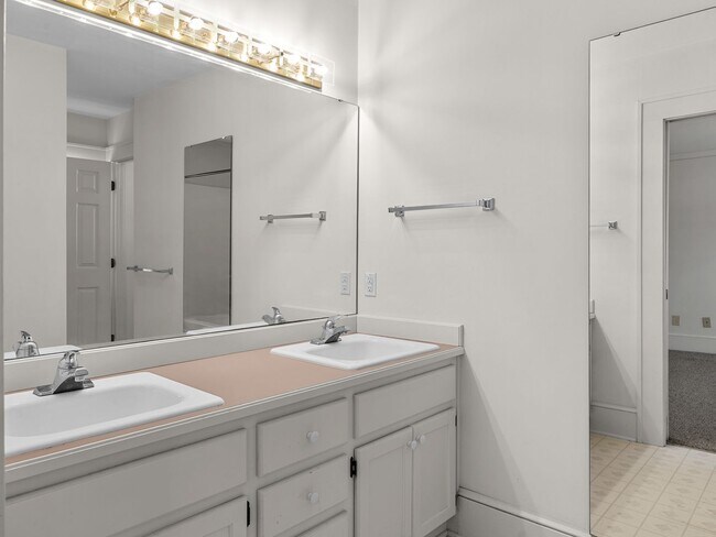 Building Photo - Downtown Greer Charmer: Spacious 3-Bed, 2 ...