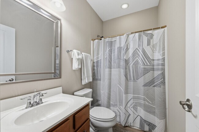 Building Photo - Stylish 3bd 3.5bath townhome for rent in the highly desirable Vermillion