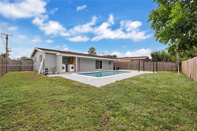 Building Photo - 2441 Tarpon Dr