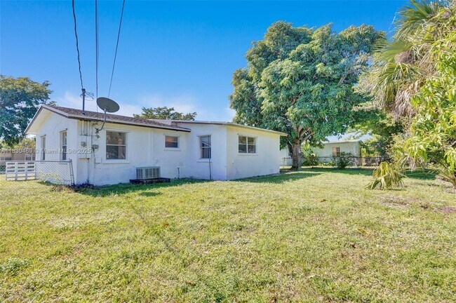 Building Photo - 3431 NW 5th Pl