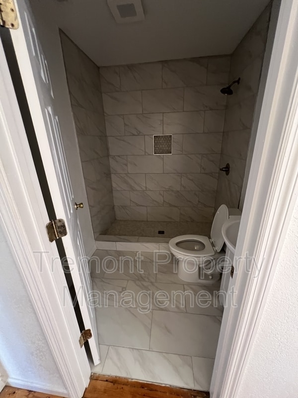 Building Photo - 607 Snow St