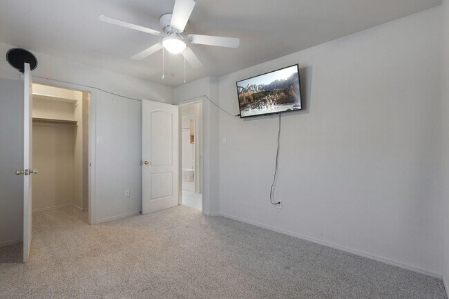 Building Photo - 7351 Sidewinder Dr NE