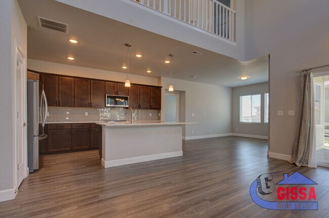 Building Photo - Beautiful, modern townhouse with primary b...