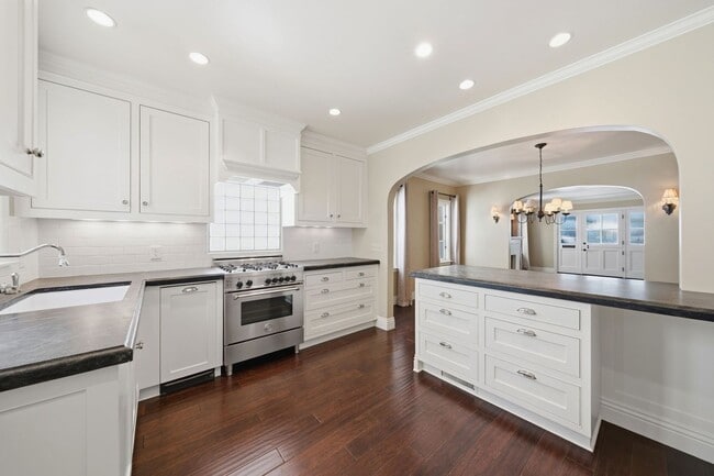 Building Photo - 1520 Miramar Dr