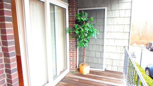 Building Photo - 11 Woodcrest Ct