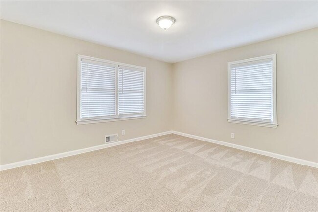 Building Photo - 2407 Baywood Dr SE