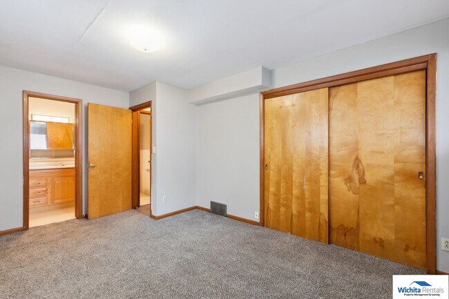 Building Photo - 807-807 S Erie St