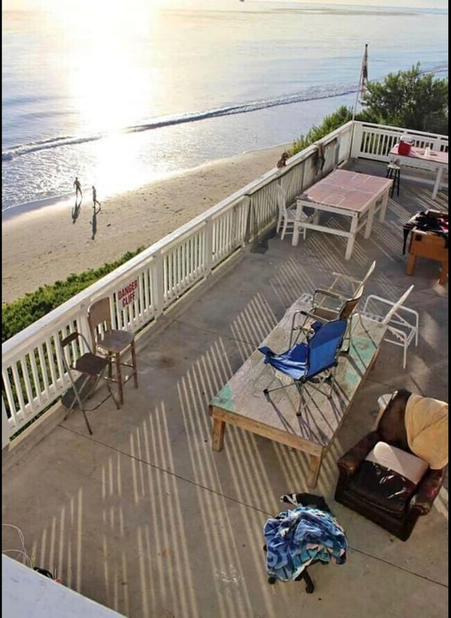 Building Photo - 6525 Del Playa Dr