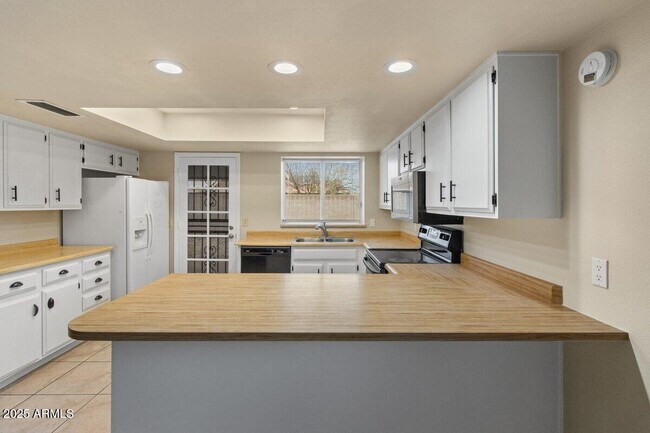 Building Photo - 7120 W Sunnyslope Ln