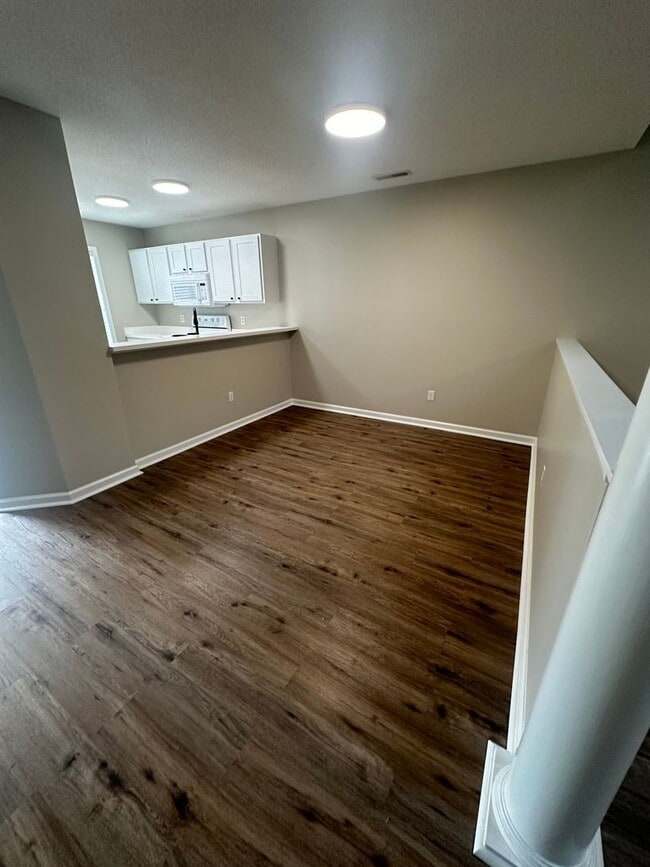 Building Photo - S204