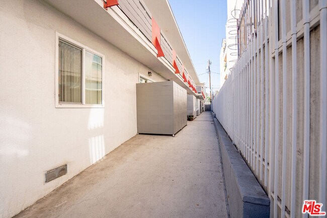 Building Photo - 5831 Carlton Way