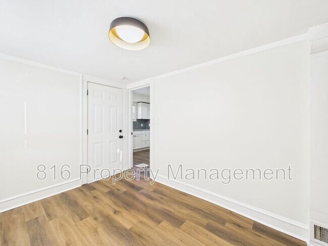 Building Photo - 4542 Chestnut Ave